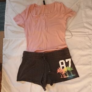 Black Athletic Shorts with Elastic Waistband and Form-Fitting Design